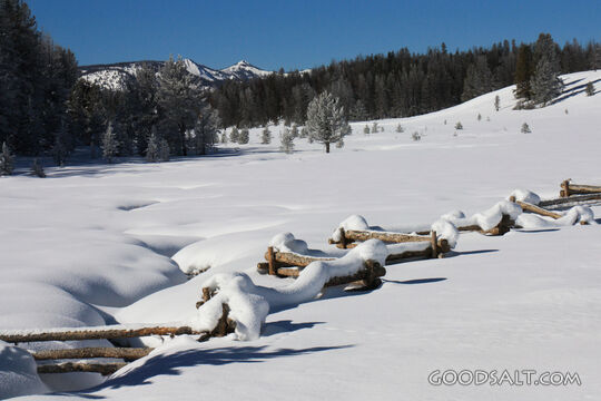 La neige a couvert Fence